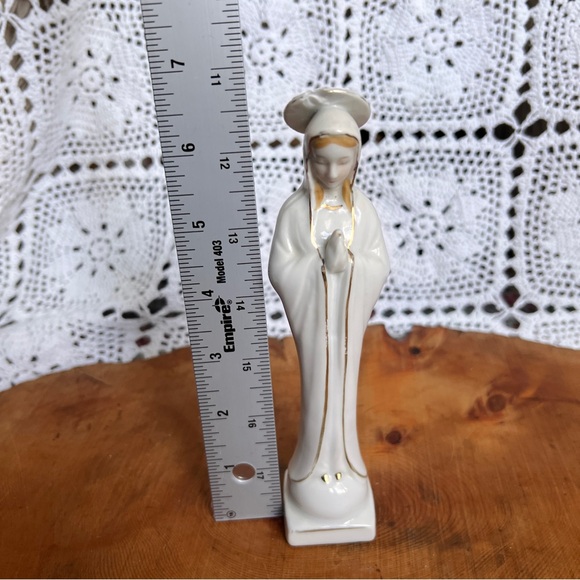 Beautiful Vintage Joseph‎ and Mary porcelain statues - gold touches - Picture 7 of 12